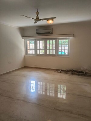 Room in 4 BHK Builder Floor at Panchsheel Park – for Rent