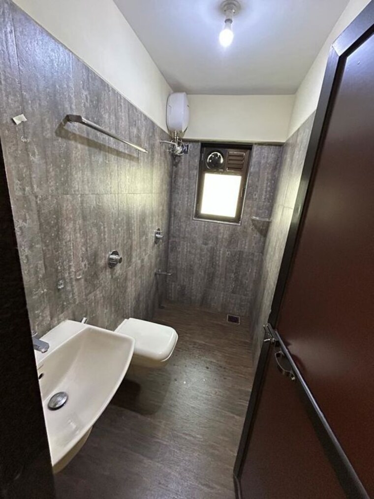 Bathroom, aashna-kamal-dutt-chs 3 Bedroom 1850 Sq.Ft. Apartment In Amboli Mumbai 10638950