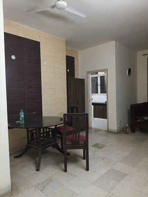Staircase in 2.5 BHK Builder Floor at Unitech South City 1, South City 1 – for Sale