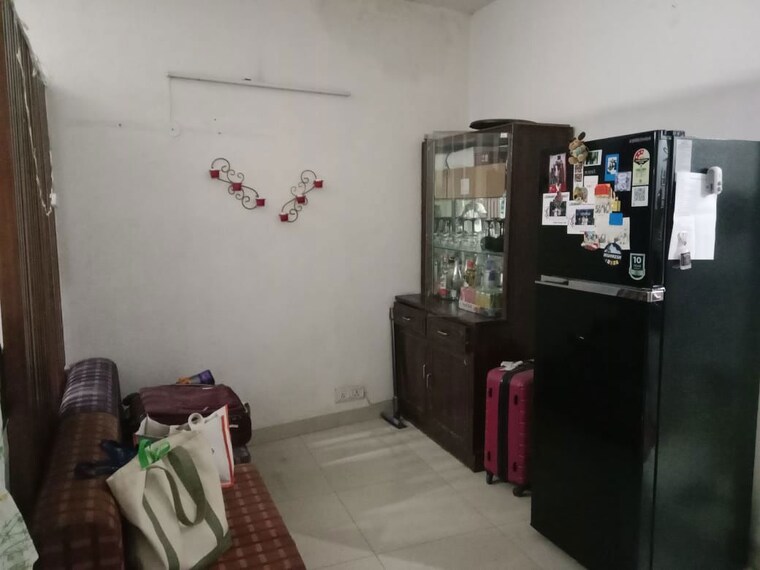 Bedroom, kailash colony 2 Bedroom 200 Sq.Yd. Apartment In Kailash Colony Delhi 10638969