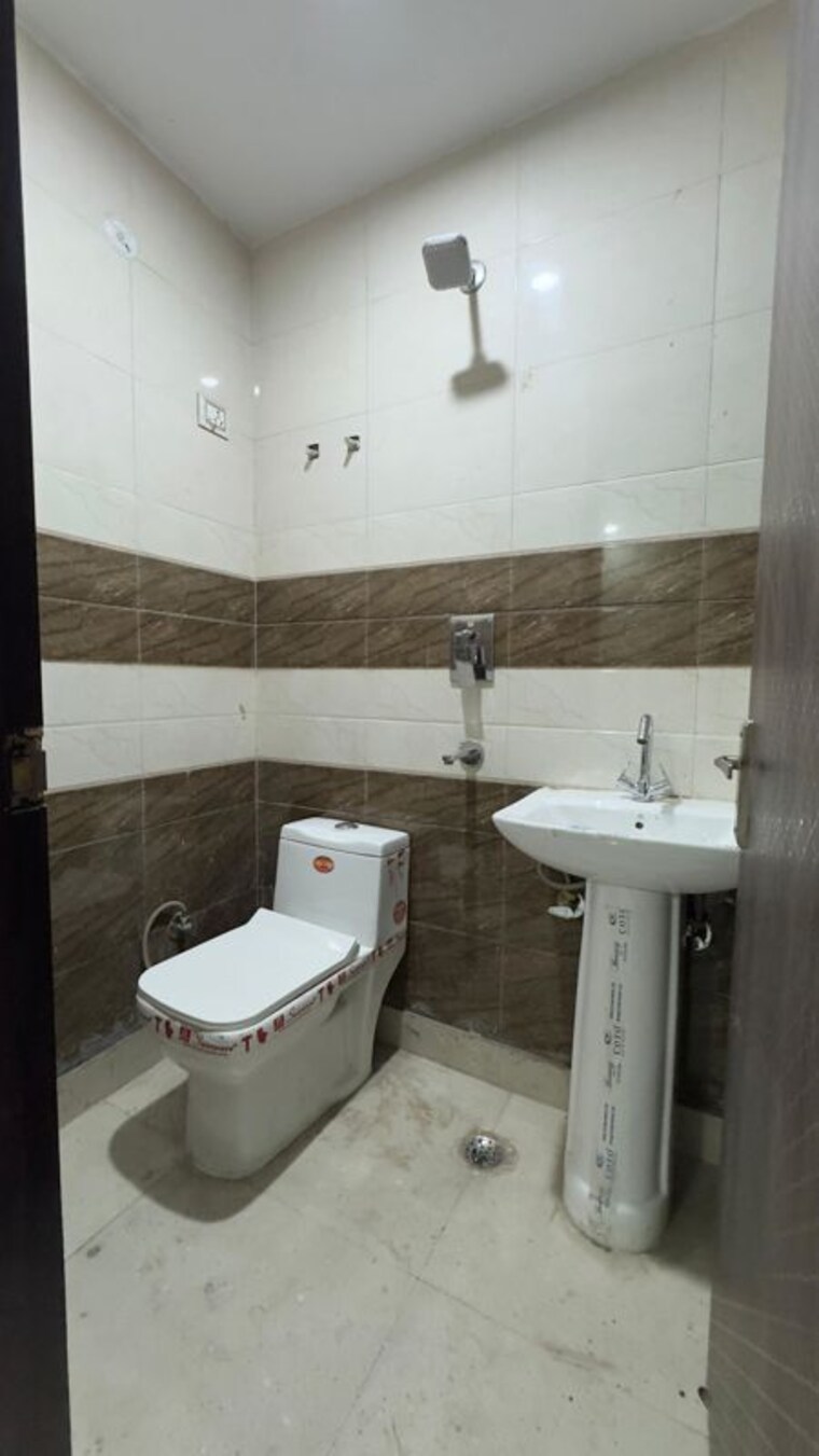 Bathroom, chattarpur 2 Bedroom 900 Sq.Ft. Apartment In Chattarpur Delhi 10639007