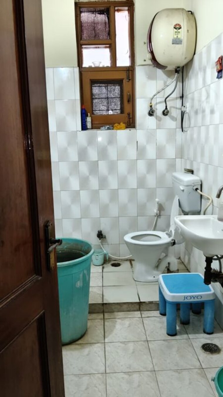 Bathroom, spring-field 3 Bedroom 200 Sq.Yd. Builder Floor In Sector 31 Faridabad 10639010