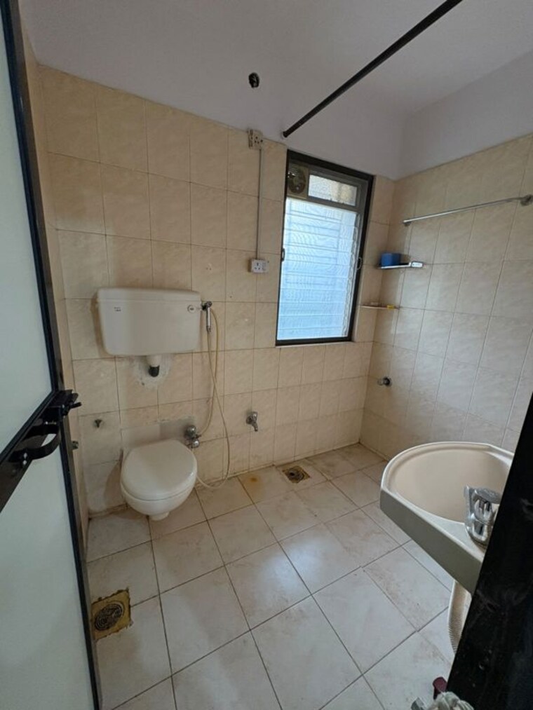Bathroom, orlem 2 Bedroom 1050 Sq.Ft. Apartment In Orlem Mumbai 10639025