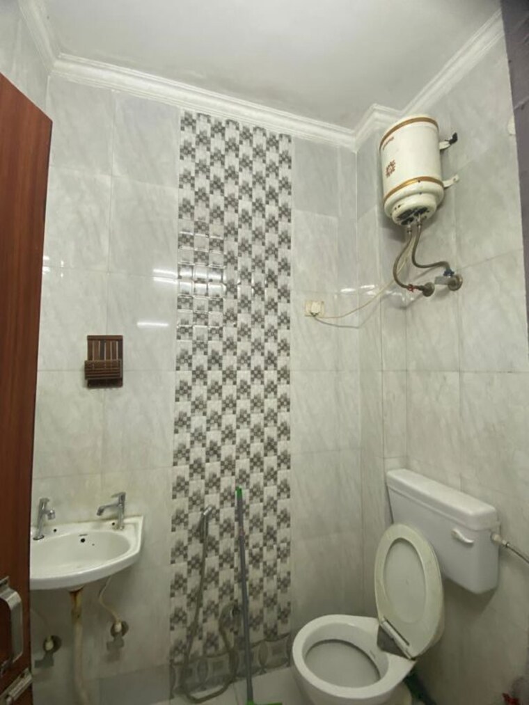 Bathroom, malviya nagar 2 Bedroom 800 Sq.Ft. Builder Floor In Malviya Nagar Delhi 10639113
