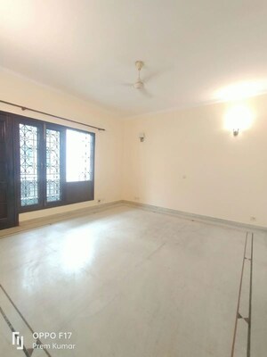 Room in 4 BHK Builder Floor at Geeta Colony – for Rent