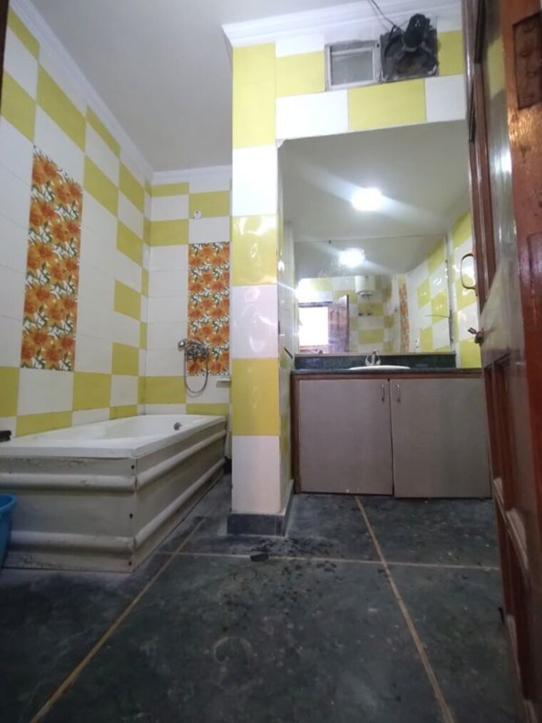 Bathroom, sector 23 3 Bedroom 1500 Sq.Ft. Builder Floor In Sector 23 Gurgaon 10639137