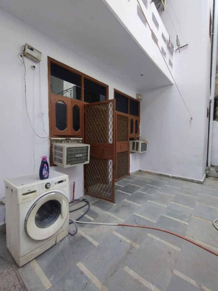 Bathroom, sector 23 3 Bedroom 1500 Sq.Ft. Builder Floor In Sector 23 Gurgaon 10639137