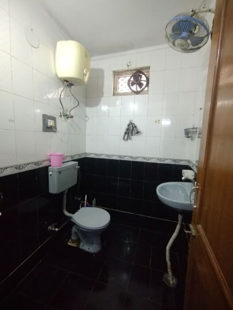 Bathroom, sector 23 3 Bedroom 1500 Sq.Ft. Builder Floor In Sector 23 Gurgaon 10639137