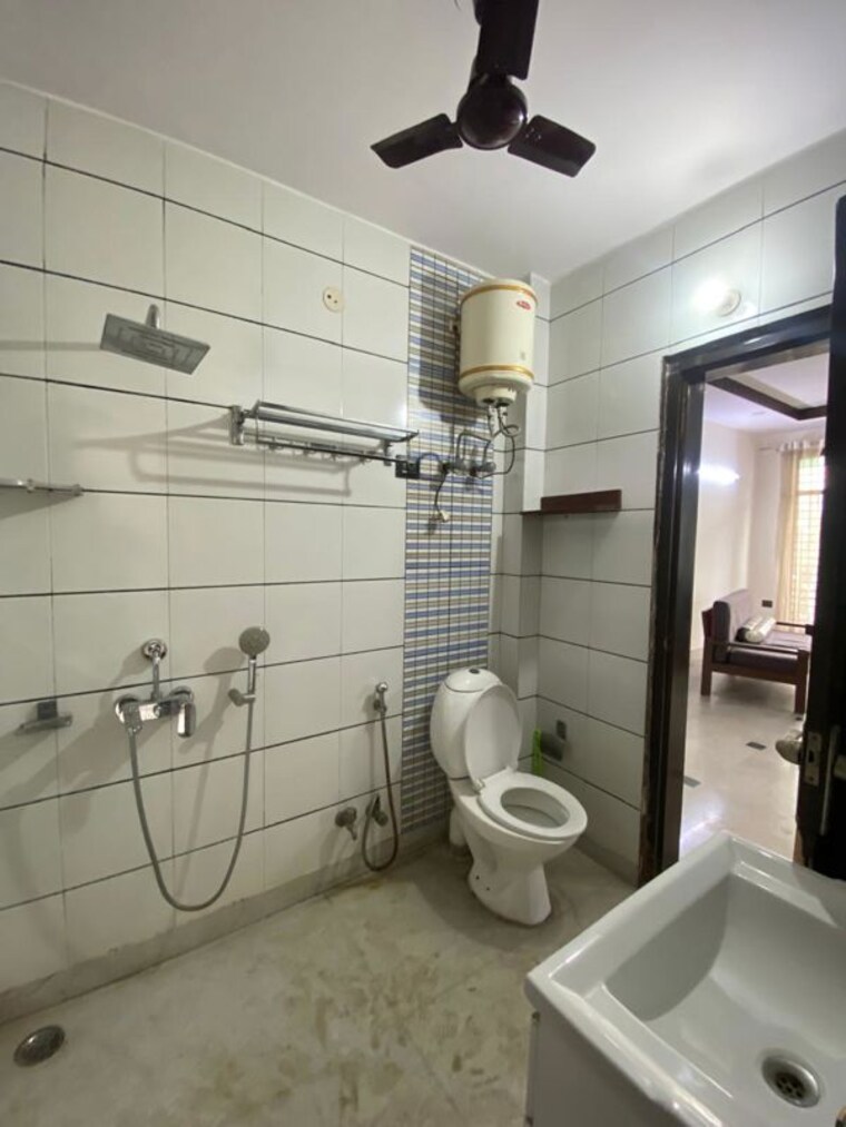 Bathroom, palam vihar 2 Bedroom 1200 Sq.Ft. Builder Floor In Palam Vihar Gurgaon 10639148