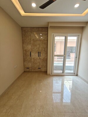 Room in 3 BHK Builder Floor at Vipul Tatvam Villas, Sector 48 – for Rent