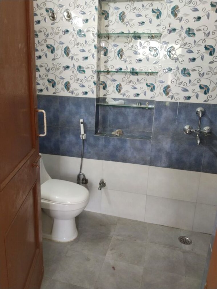 Bathroom, palam vihar extension 2 Bedroom 750 Sq.Ft. Builder Floor In Palam Vihar Extension Gurgaon 10639159