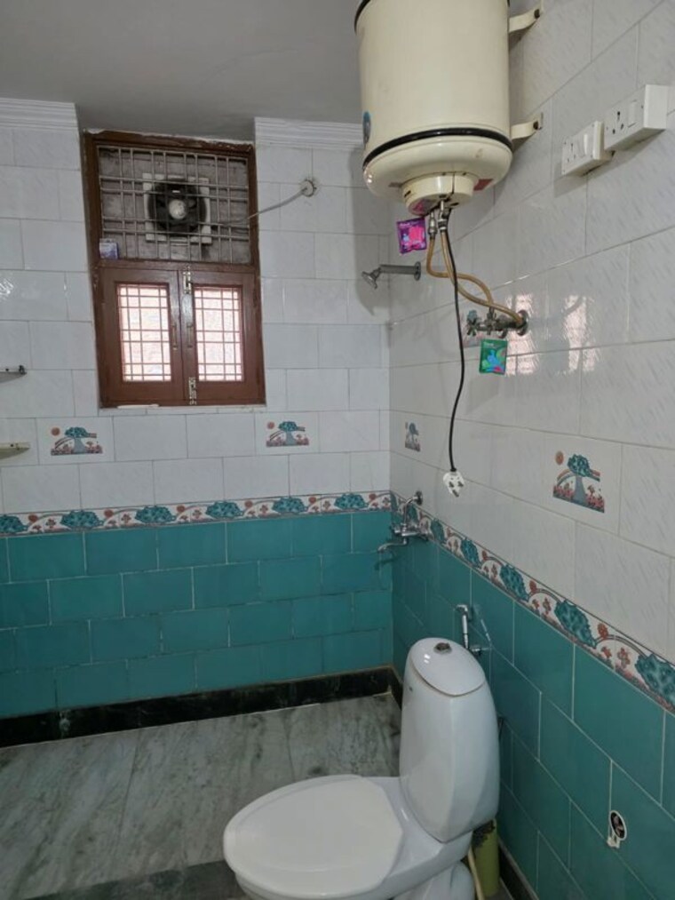 Bathroom, sector 23a 2 Bedroom 1200 Sq.Ft. Builder Floor In Sector 23a Gurgaon 10639170