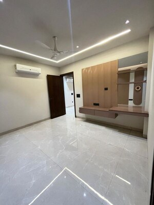 Room in 4 BHK Builder Floor at Ansal Sushant Lok I, Sector 43 – for Rent