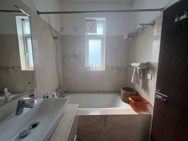 Bathroom, emaar-the-palm-drive-the-premier-terraces 5 Bedroom 3670 Sq.Ft. Penthouse In Sector 66 Gurgaon 10639402