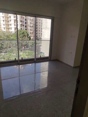 Room in 2 BHK Apartment at Piramal Vaikunth, Balkum Pada – for Rent