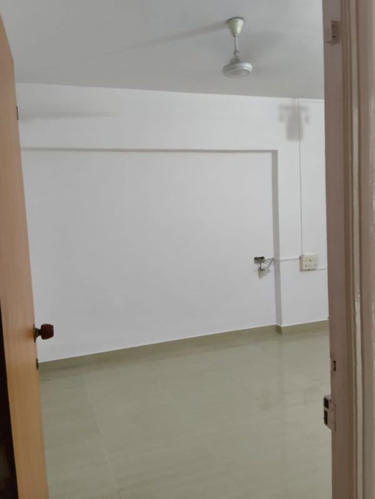 Room, kurla-kamgar-chs Commercial Office Space 1000 Sq.Ft. In Kurla Mumbai 10639456