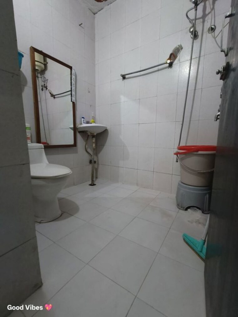 Bathroom, east of kailash 2 Bedroom 1200 Sq.Ft. Builder Floor In East Of Kailash Delhi 10639460