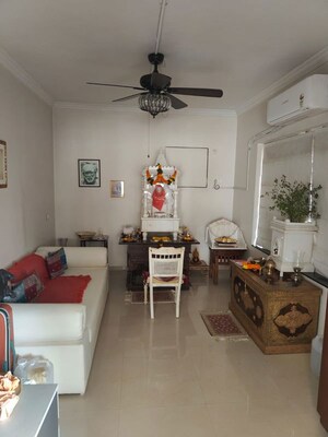 Team Area in 4 BHK Apartment at Pali Hill – for Rent
