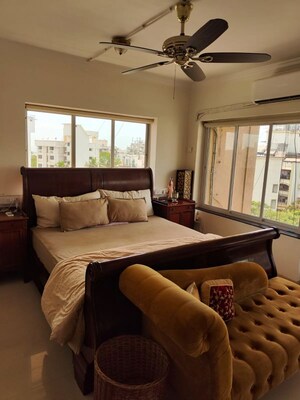 Living Room in 4 BHK Apartment at Pali Hill – for Rent