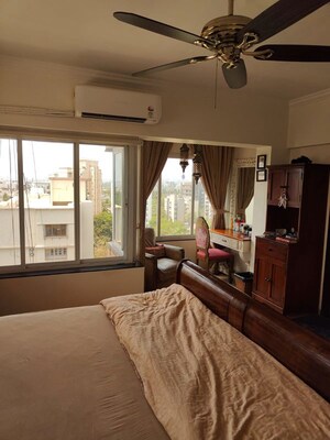 Bedroom in 4 BHK Apartment at Pali Hill – for Rent
