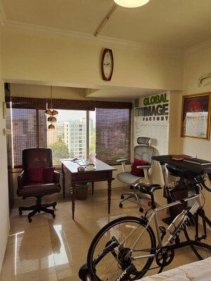 Team Area in 4 BHK Apartment at Pali Hill – for Rent