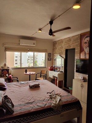 Bedroom in 4 BHK Apartment at Pali Hill – for Rent