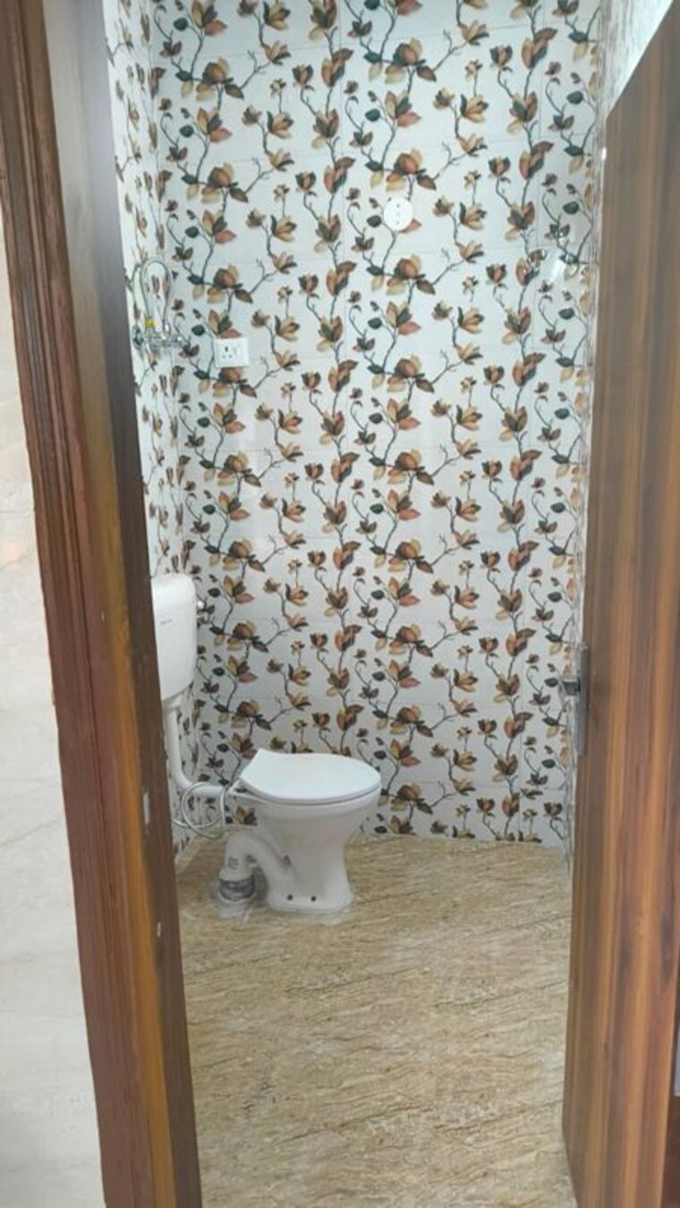 Bathroom, janakpuri 2 Bedroom 90 Sq.Yd. Apartment In Janakpuri Delhi 10639538