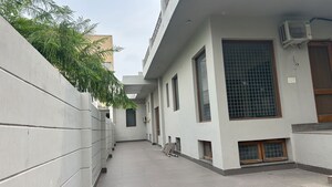 6+ BHK Independent House – Exterior View View at RWA Apartments Sector 47, Sector 47 - for Sale