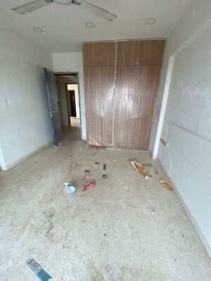 Room in 4 BHK Apartment at Khar West – for Rent