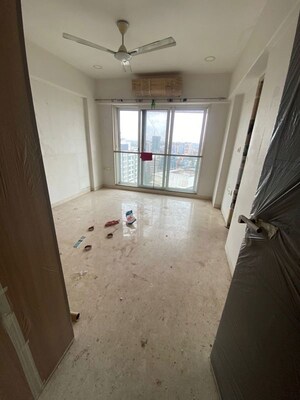 Room in 4 BHK Apartment at Khar West – for Rent