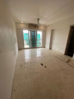 Room in 4 BHK Apartment at Khar West – for Rent