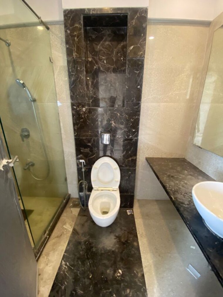 Bathroom, khar west 4 Bedroom 1800 Sq.Ft. Apartment In Khar West Mumbai 10639574