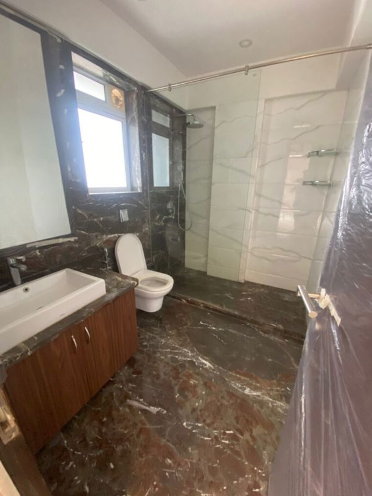 Bathroom, khar west 4 Bedroom 1800 Sq.Ft. Apartment In Khar West Mumbai 10639574