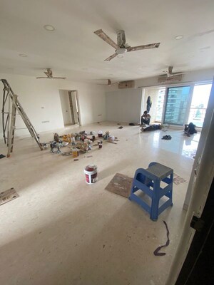 Room in 4 BHK Apartment at Khar West – for Rent