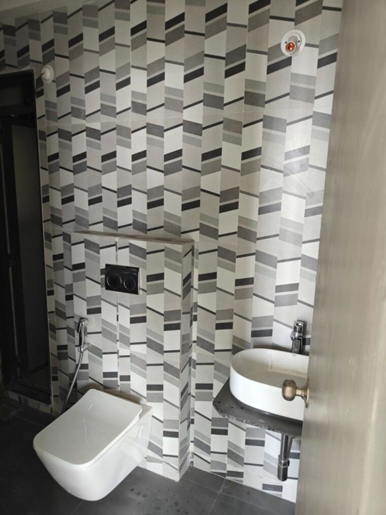 Bathroom, dhamji-shamji-mahavir-spring-tulip-phase-1 3 Bedroom 950 Sq.Ft. Apartment In Pokhran Road No Two Thane 10639625