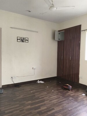 Room in 3 BHK Apartment at Paras Tierea, Sector 137 – for Rent