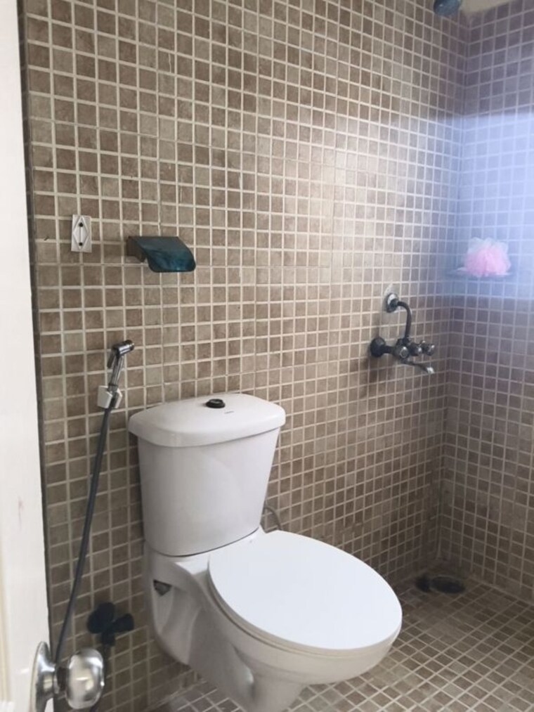 Bathroom, paras-tierea 3 Bedroom 1565 Sq.Ft. Apartment In Sector 137 Noida 10639633
