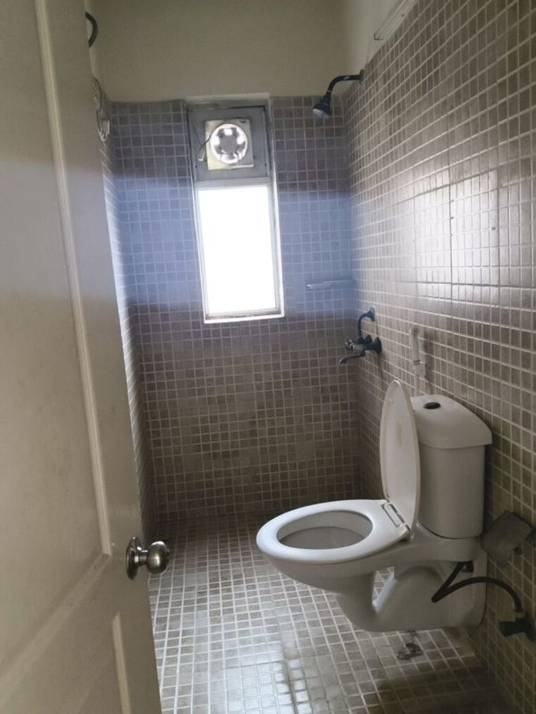 Bathroom, paras-tierea 3 Bedroom 1565 Sq.Ft. Apartment In Sector 137 Noida 10639633