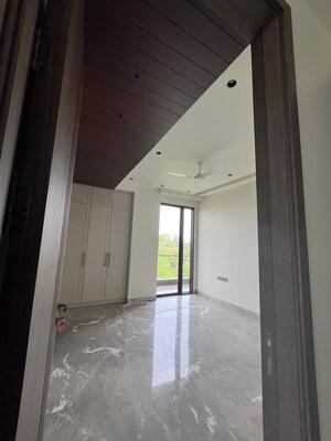 Room in 4 BHK Builder Floor at Defence Colony – for Rent