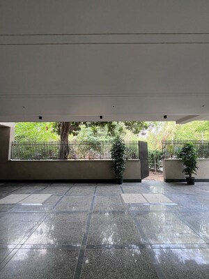 Parking in 4 BHK Builder Floor at Defence Colony – for Rent