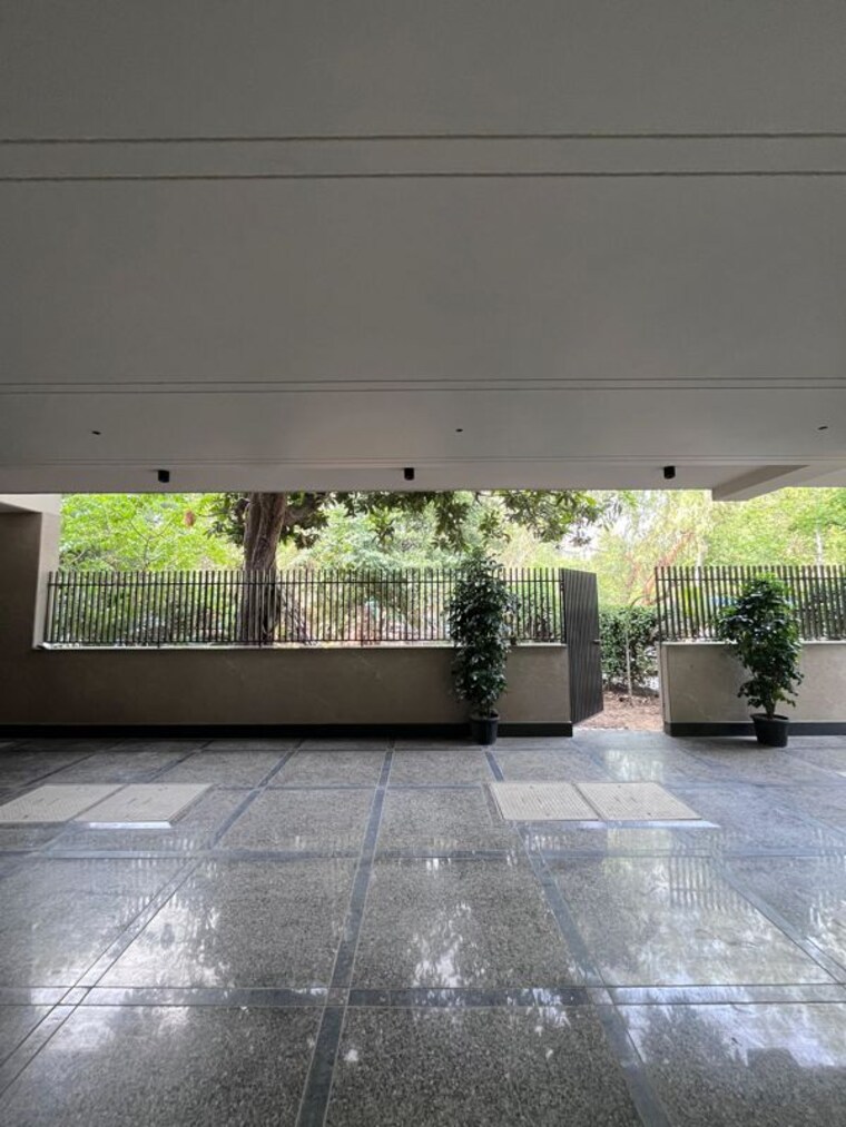  Parking, defence colony 4 Bedroom 400 Sq.Yd. Builder Floor In Defence Colony Delhi 10639727