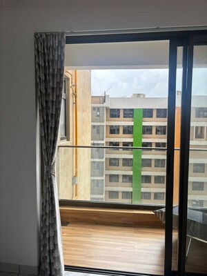 Room in 2 BHK Apartment at Raymond Ten X Habitat, Pokhran Road No Two – for Rent