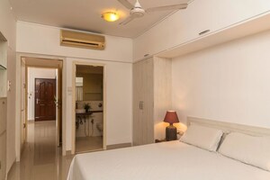 Room in 2 BHK Apartment at Bandra West – for Rent