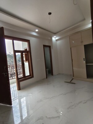 Room in 1 BHK Apartment at Mahadev Apartments Noida, Sector 73 – for Sale