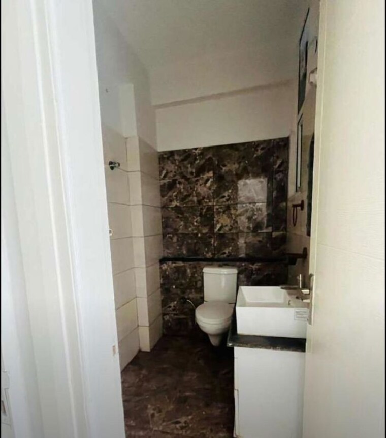 Bathroom, sbp-gateway-of-dreams 3 Bedroom 1500 Sq.Ft. Apartment In Dhakoli Zirakpur 10639935