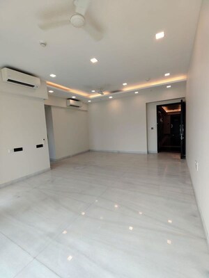 Room in 3 BHK Apartment at Indiabulls Blu, Worli – for Sale