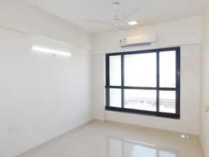 Room in 5 BHK Apartment at Kalpataru Magnus, Bandra East – for Rent