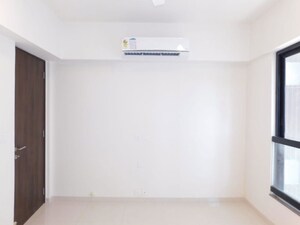 Room in 5 BHK Apartment at Kalpataru Magnus, Bandra East – for Rent