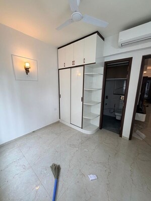 Room in 3 BHK Apartment at Smart World Orchard, Sector 61 – for Rent