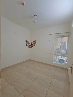 Room in 3 BHK Apartment at Trident Embassy Reso, Sector 1 Greater Noida – for Rent